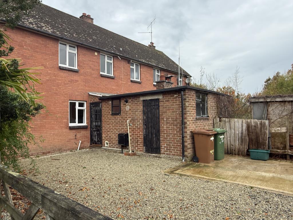 Lot: 11 - HOUSE IN NEED OF IMPROVEMENT - Rear View of Semi in Wealden Village